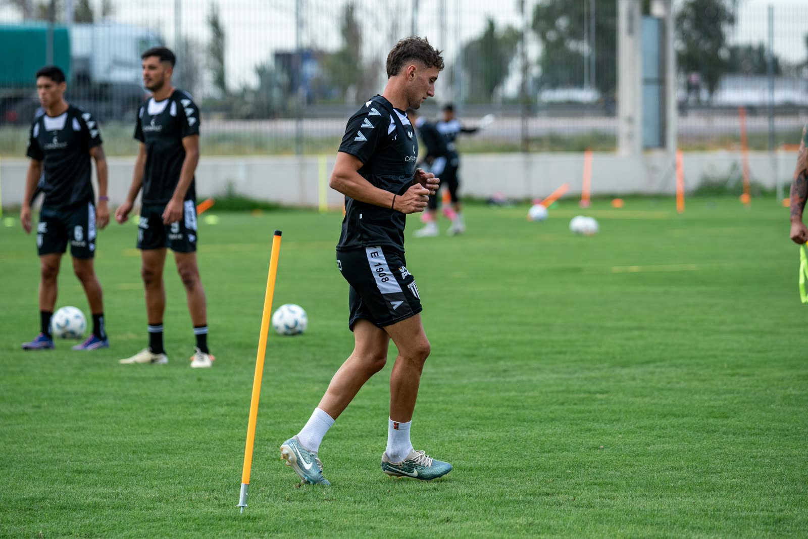 Jogadores durante aquecimento em campo